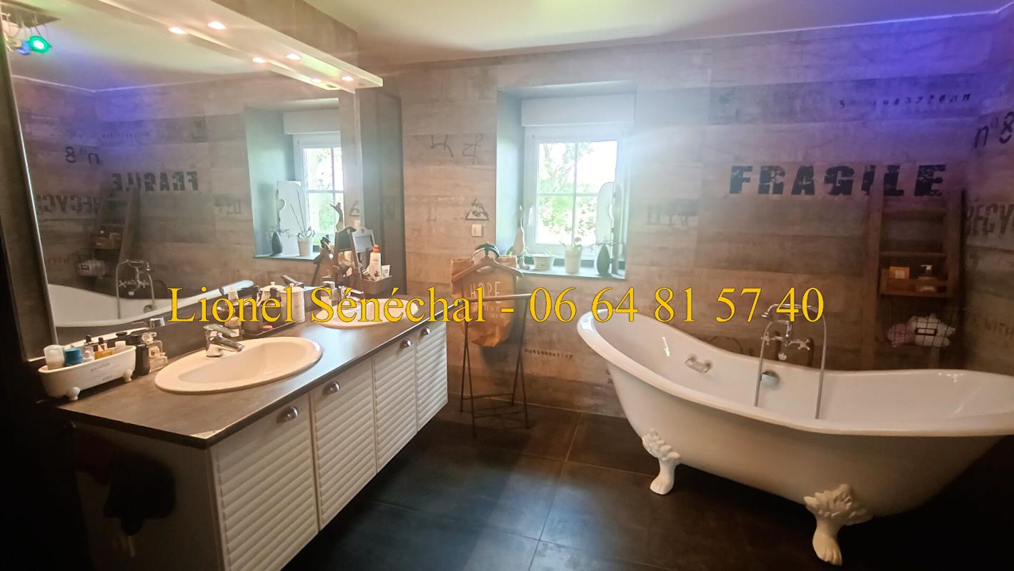 ALENCON Demeure de prestige rénovée et peu énergivore de 240 m2 habitables avec sa piscine chauffée et ses superbes dépendances sur une une parcelle de plus de 3 500 m2 à proximité des Alpes Mancelles 17