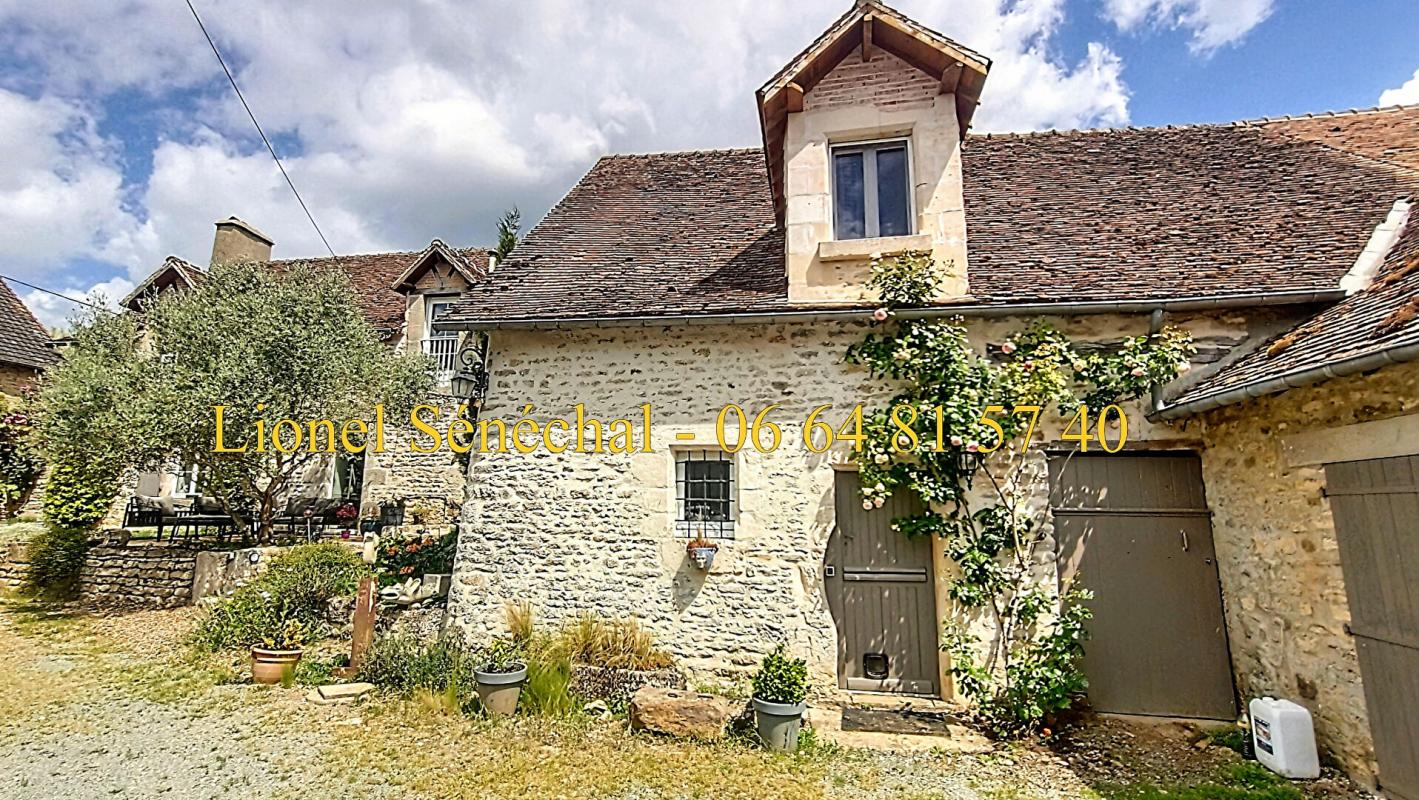 ALENCON Demeure de prestige rénovée et peu énergivore de 240 m2 habitables avec sa piscine chauffée et ses superbes dépendances sur une une parcelle de plus de 3 500 m2 à proximité des Alpes Mancelles 2