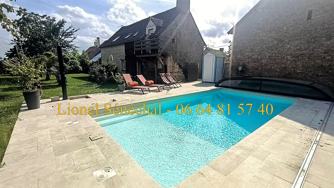 ALENCON Demeure de prestige rénovée et peu énergivore de 240 m2 habitables avec sa piscine chauffée et ses superbes dépendances sur une une parcelle de plus de 3 500 m2 à proximité des Alpes Mancelles 4