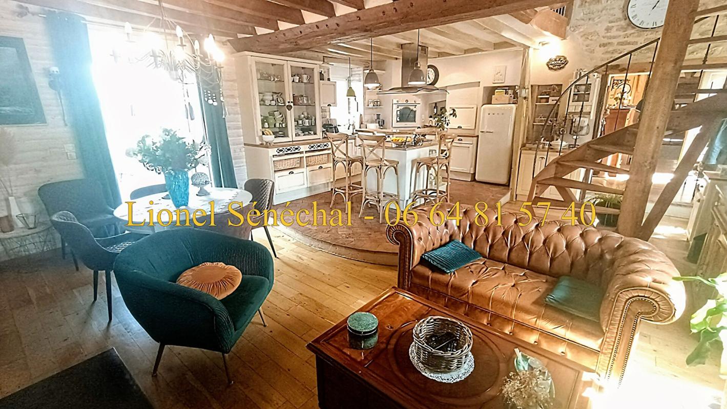 ALENCON Demeure de prestige rénovée et peu énergivore de 240 m2 habitables avec sa piscine chauffée et ses superbes dépendances sur une une parcelle de plus de 3 500 m2 à proximité des Alpes Mancelles 8