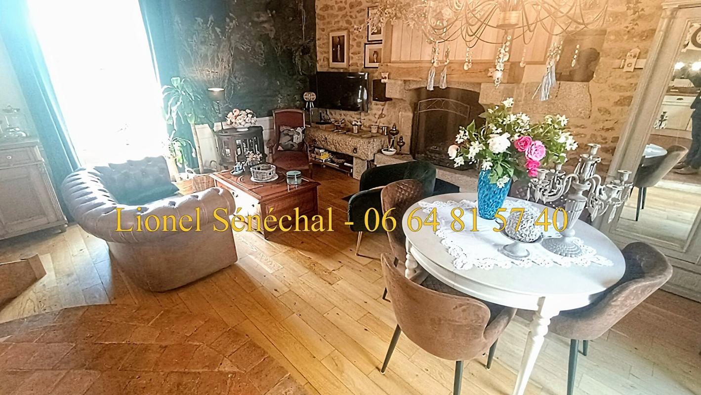 ALENCON Demeure de prestige rénovée et peu énergivore de 240 m2 habitables avec sa piscine chauffée et ses superbes dépendances sur une une parcelle de plus de 3 500 m2 à proximité des Alpes Mancelles 9