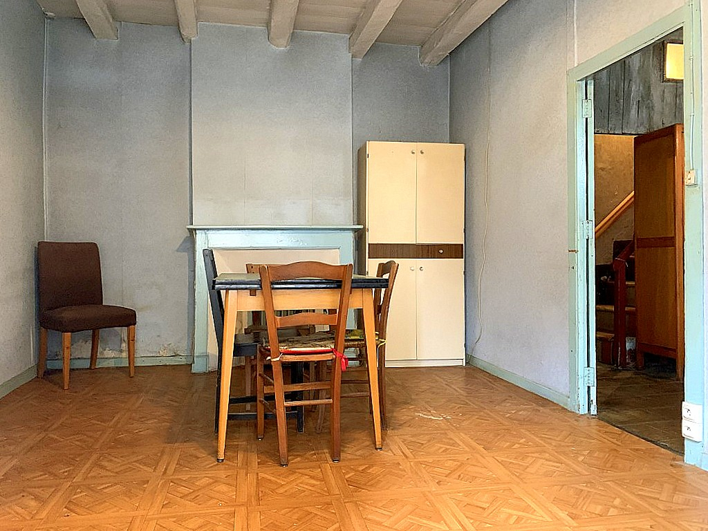 SAUZET Maison de village en pierre à rénover 6