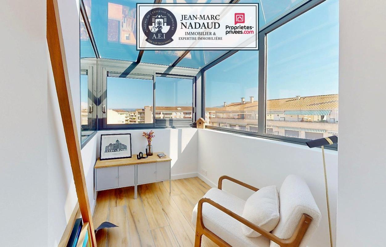 SAINT-RAPHAEL Appartement T3 centre-ville, entièrement rénové, dernier étage traversant, vue dégagée 2