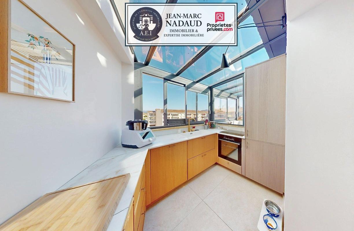 SAINT-RAPHAEL Appartement T3 centre-ville, entièrement rénové, dernier étage traversant, vue dégagée 6