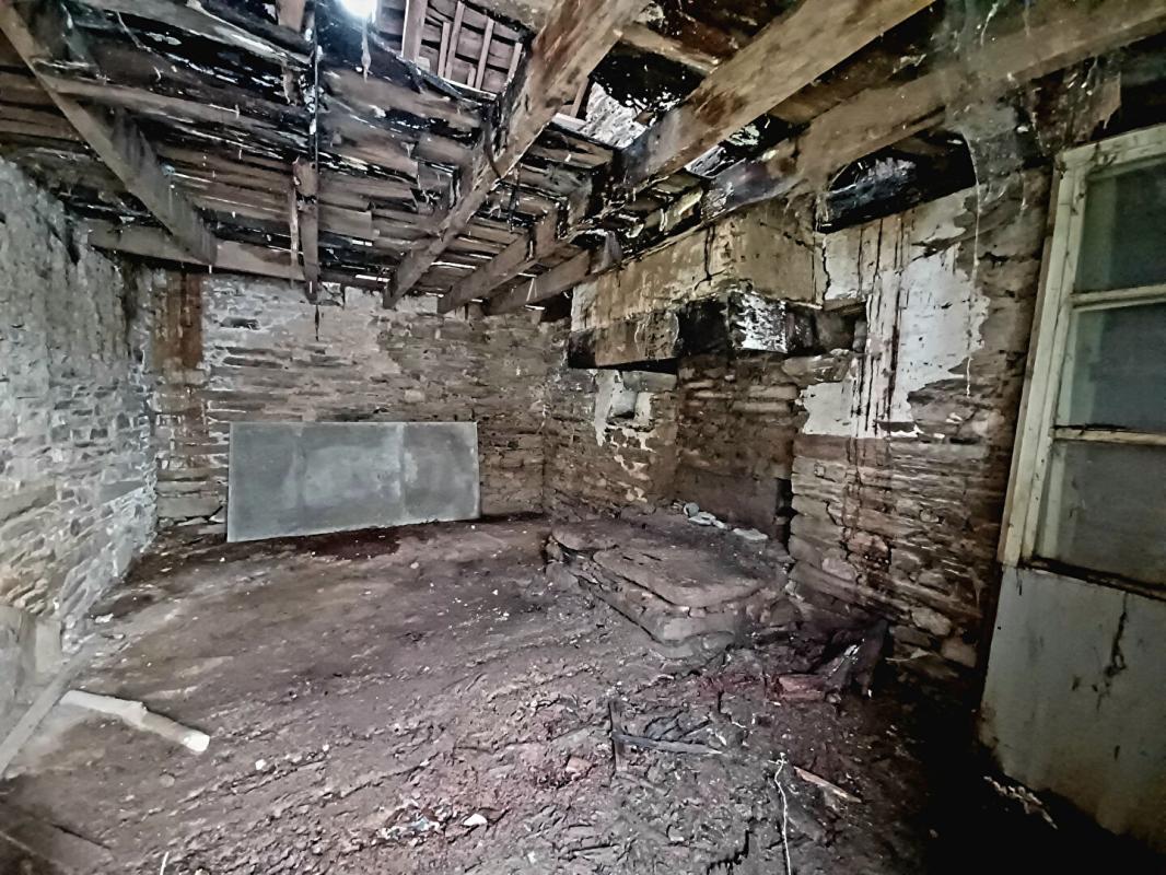 NIVILLAC Bien en pierres & jardinet & terrain. Projet de Rénovation 2