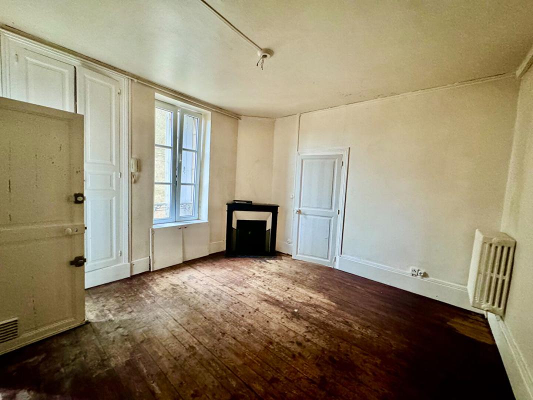 LA CHARITE-SUR-LOIRE Immeuble La Charite Sur Loire 7 pièce(s) 134 m2 2