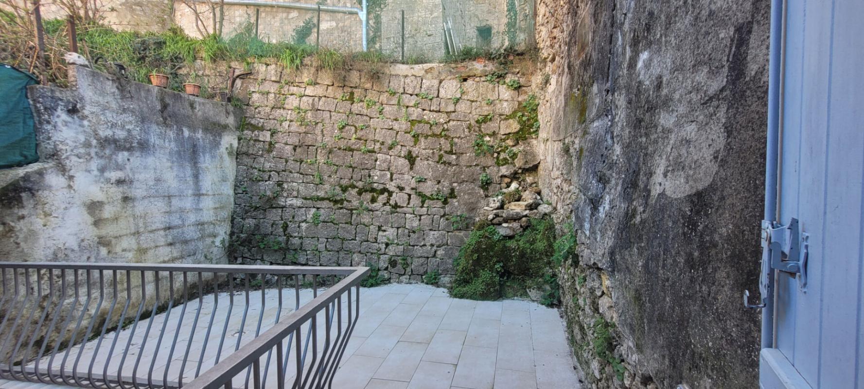 BRIGNOLES MAISON DE VILLAGE  T2 AVEC TERRASSE ET STUDIO INDEPENDANT 4