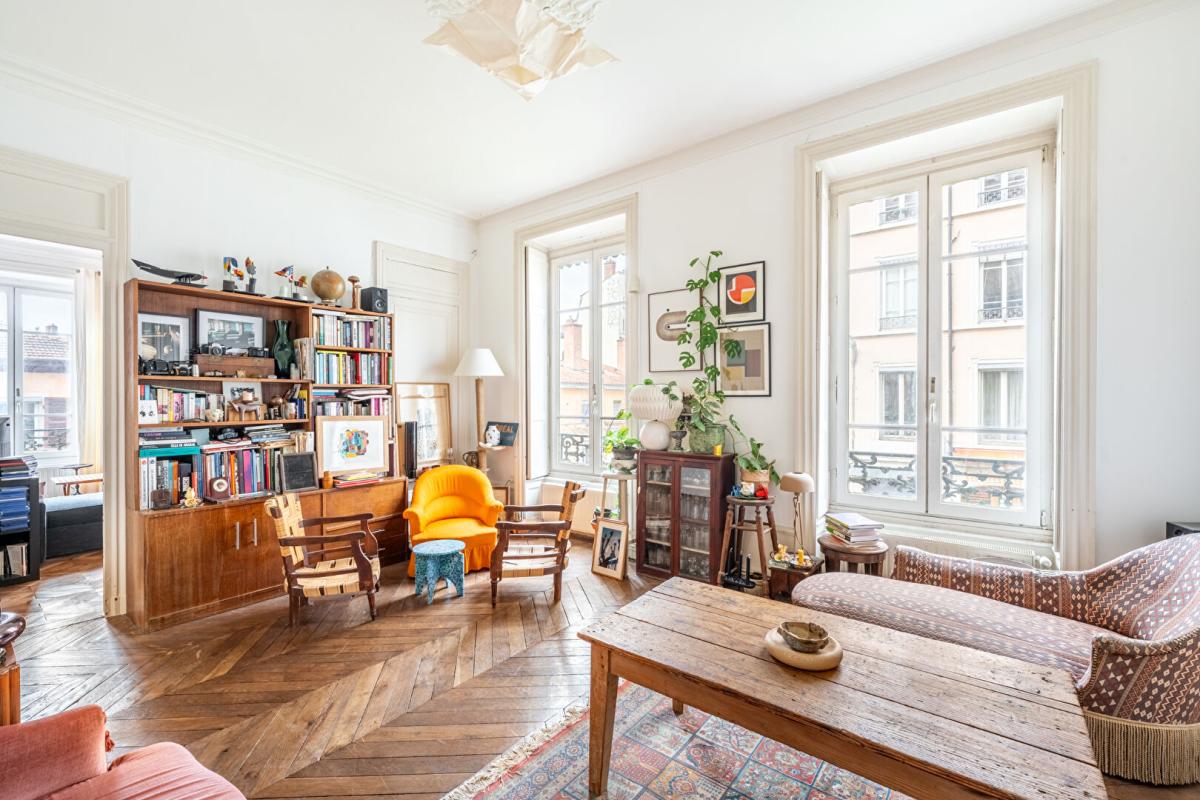 LYON-1ER-ARRONDISSEMENT En Exclusivité à deux pas de l'agréable place Sathonay. T3 de 74,08m² au sein d'un immeuble avec ascenseur 1