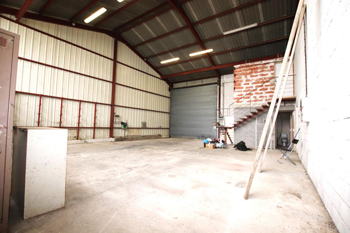 VILLEFRANCHE-DE-PANAT Bâtiment professionnel avec grande hauteur - Parcelle constructible 1 250 m² 1