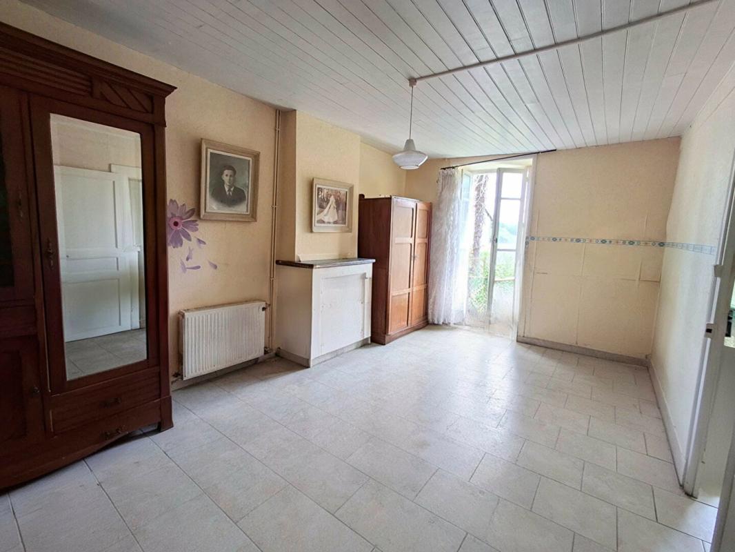 SAINT-PALAIS-DE-NEGRIGNAC Maison de campagne à rénover - 120 m², 3 chambres, 1,8 ha de terrain avec chai à Saint-Palais-de-Négrignac 4