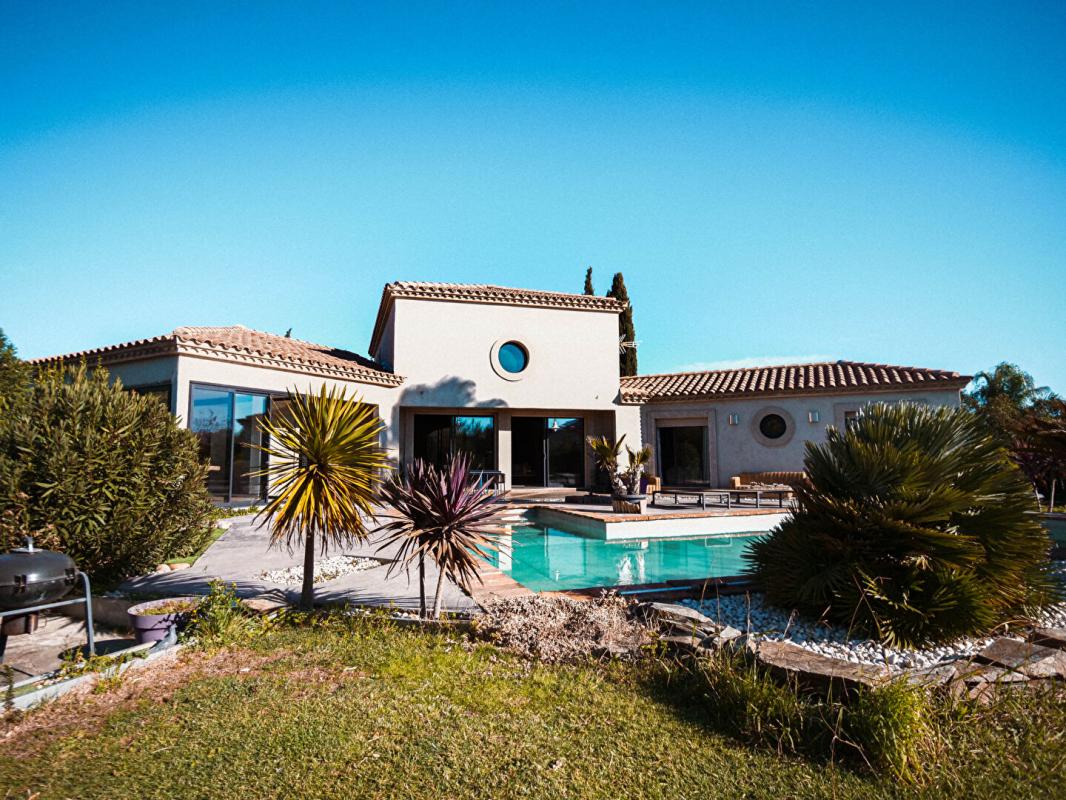 SAINT-FELIU-D'AVALL Incroyable villa de haut standing  de 205 m² sur un terrain de 2000 m² avec piscine 1