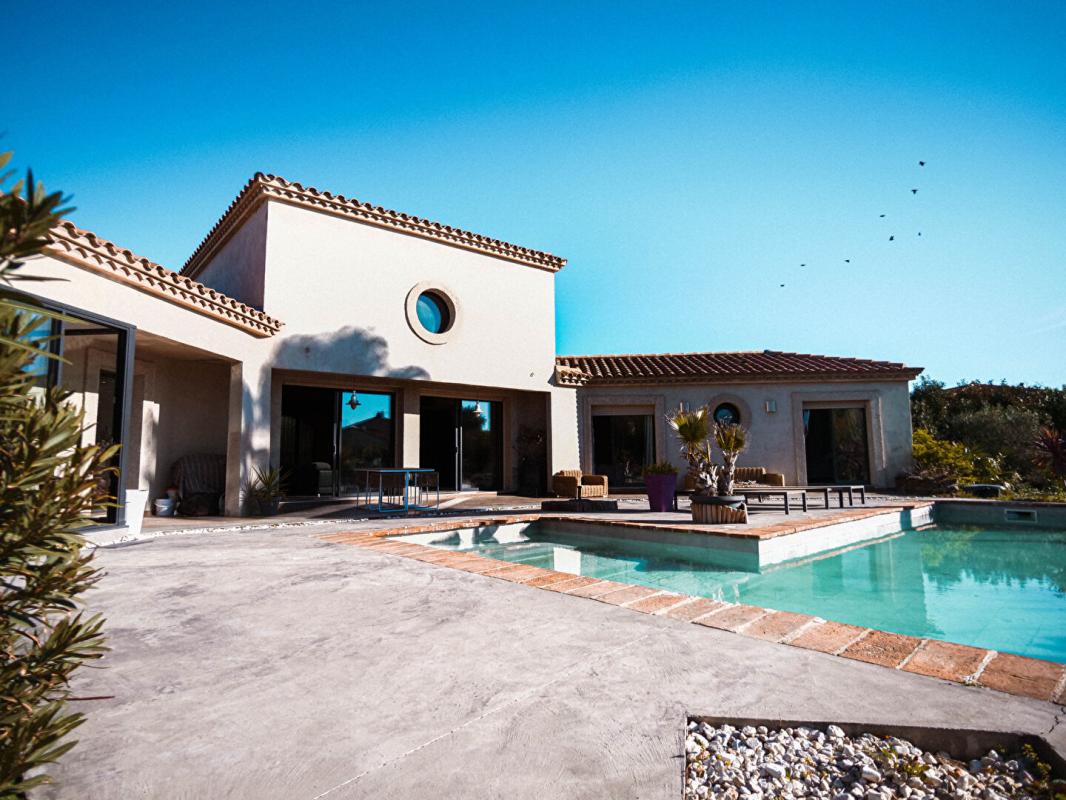 SAINT-FELIU-D'AVALL Incroyable villa de haut standing  de 205 m² sur un terrain de 2000 m² avec piscine 5