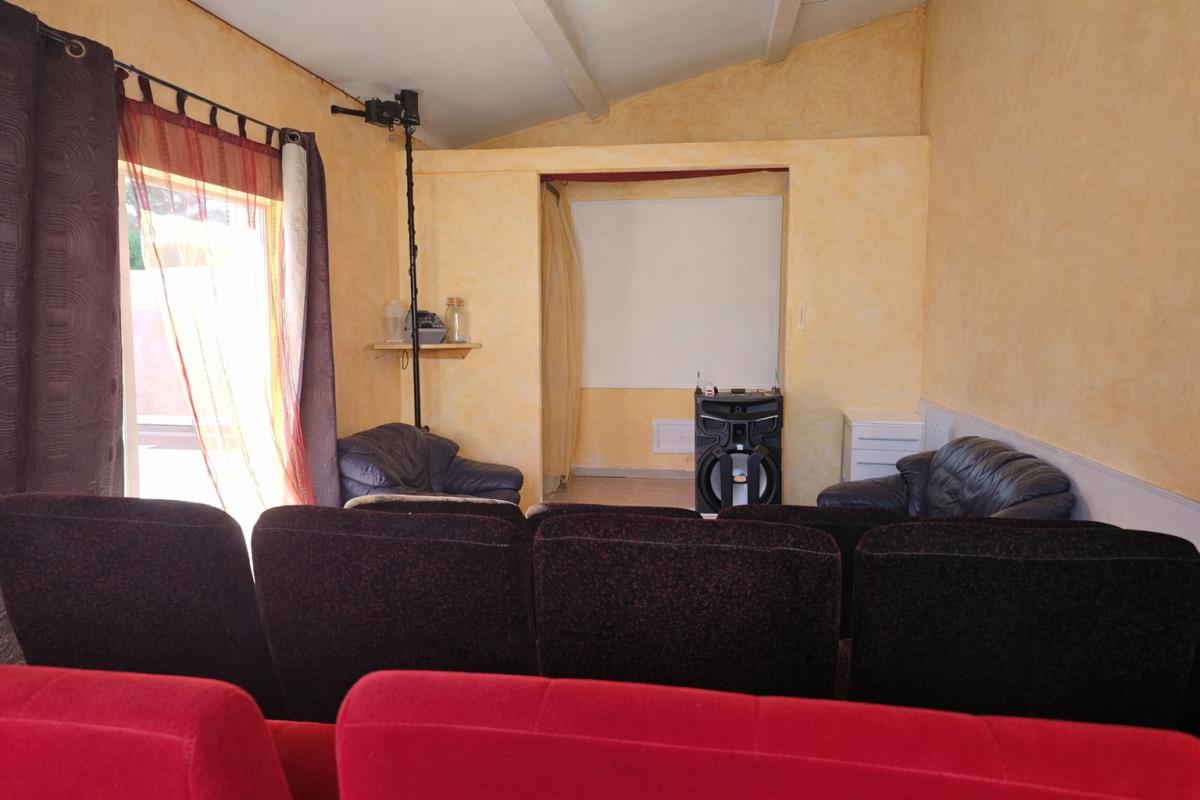 CAZOULS-LES-BEZIERS Superbe villa de plain-pied de 200 m² avec piscine, espace bien-être et belles prestations 13