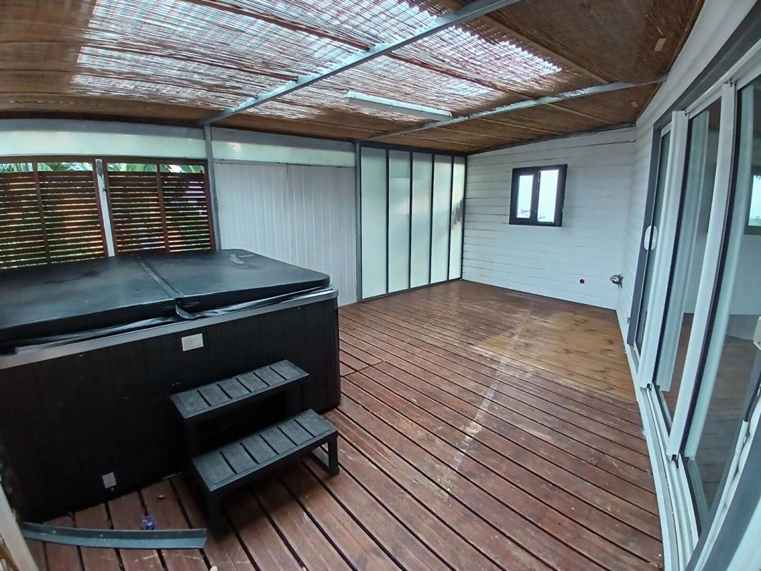 LE TAMPON Maison entièrement rénovée de 90 m² sur 480 m² située au 14ème km du Tampon 11