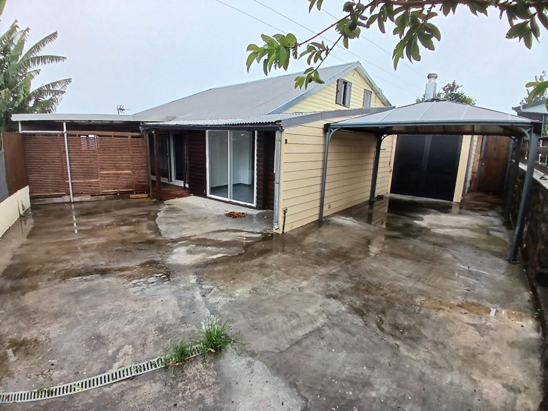 LE TAMPON Maison entièrement rénovée de 90 m² sur 480 m² située au 14ème km du Tampon 12