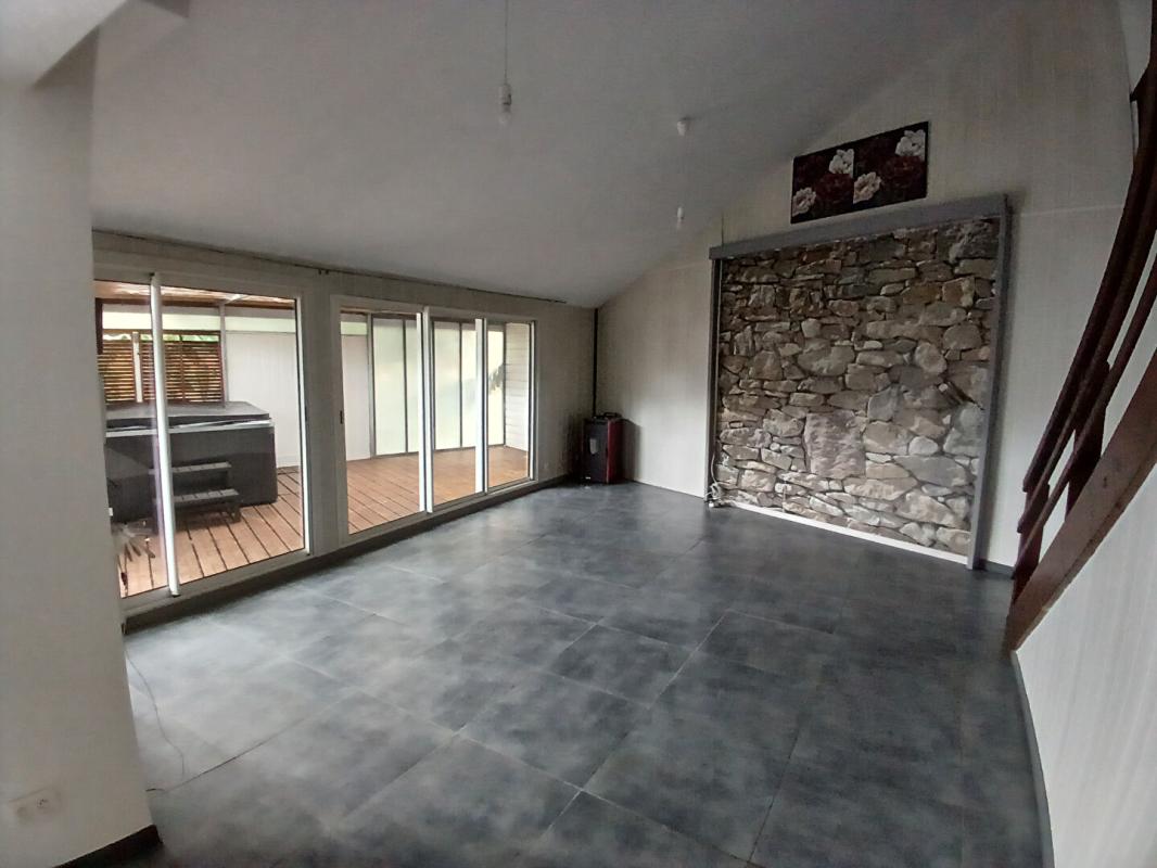 LE TAMPON Maison entièrement rénovée de 90 m² sur 480 m² située au 14ème km du Tampon 2