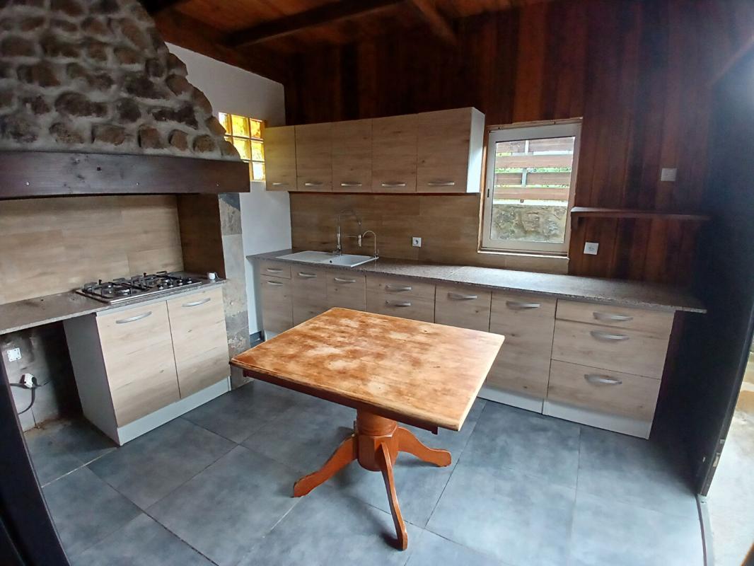 LE TAMPON Maison entièrement rénovée de 90 m² sur 480 m² située au 14ème km du Tampon 4