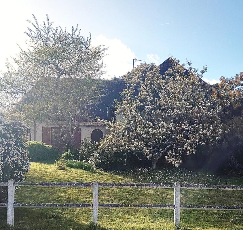 LA BAZOCHE-GOUET Proche La Bazoche Gouet, pavillon de belle qualité sur terrain très bien arboré 1