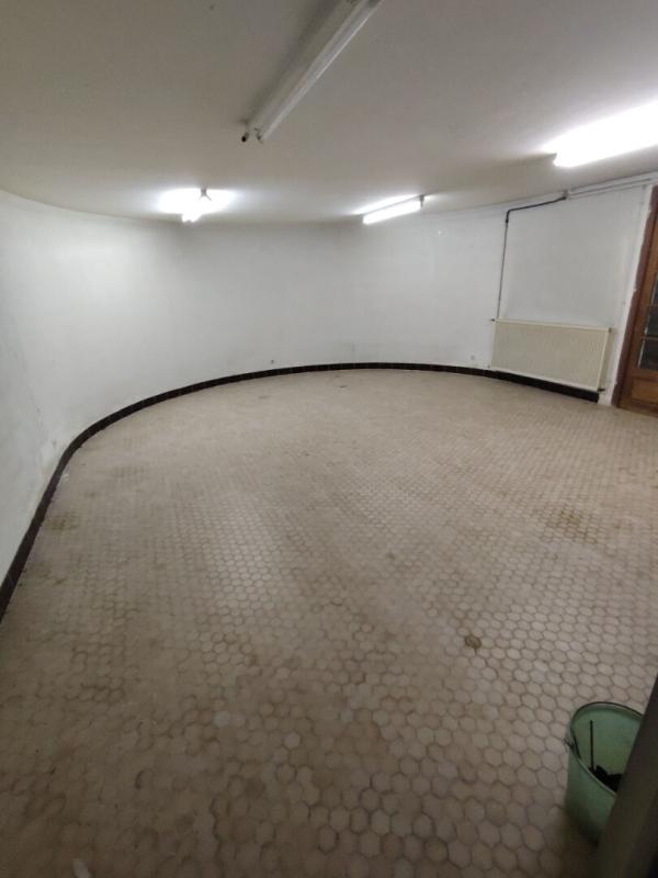 LA BAZOCHE-GOUET Proche La Bazoche Gouet, pavillon de belle qualité sur terrain très bien arboré 12