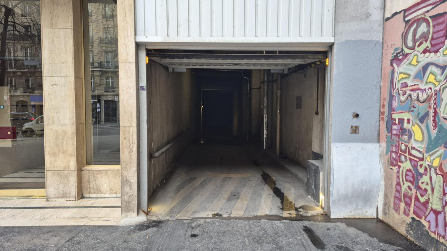 PARIS-18E-ARRONDISSEMENT 75018 / LA CHAPELLE, Parking sécurisé 6