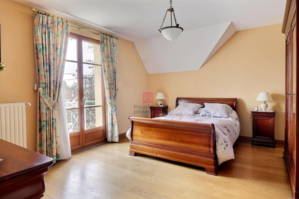 SAINTE-GENEVIEVE-DES-BOIS Maison Sainte Genevieve Des Bois 8 pièce(s) 196 m² 10