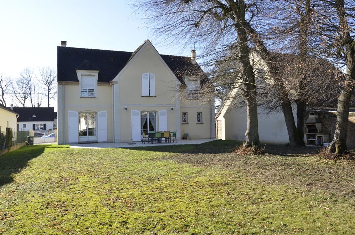 SAINTE-GENEVIEVE-DES-BOIS Maison Sainte Genevieve Des Bois 8 pièce(s) 196 m² 12