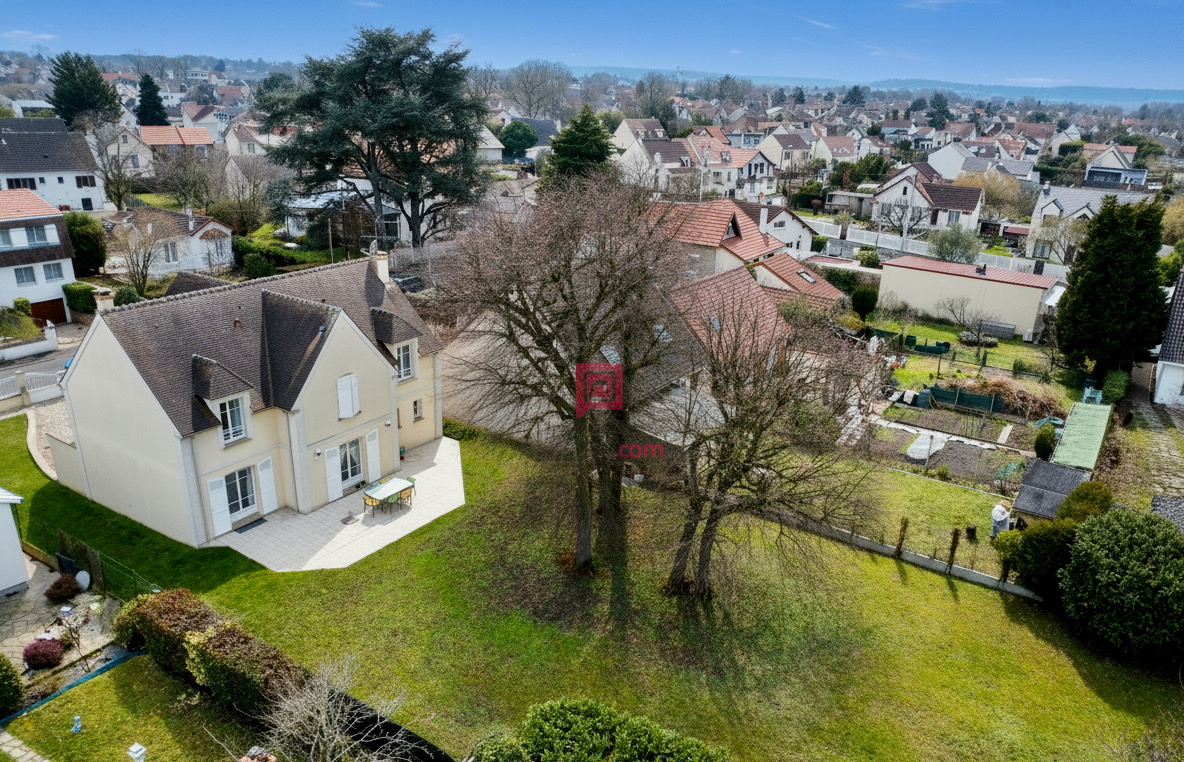 SAINTE-GENEVIEVE-DES-BOIS Maison Sainte Genevieve Des Bois 8 pièce(s) 196 m² 2