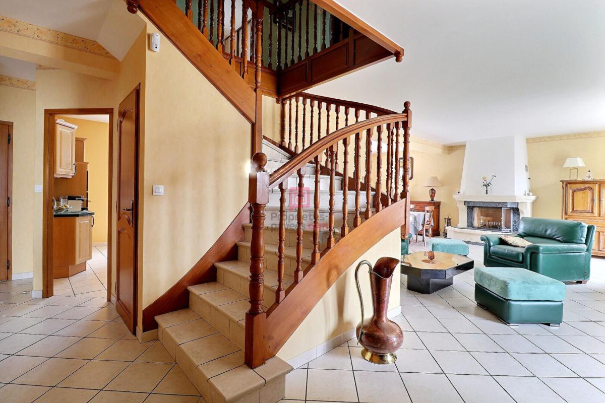 SAINTE-GENEVIEVE-DES-BOIS Maison Sainte Genevieve Des Bois 8 pièce(s) 196 m² 4