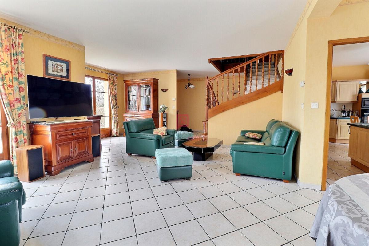 SAINTE-GENEVIEVE-DES-BOIS Maison Sainte Genevieve Des Bois 8 pièce(s) 196 m² 6