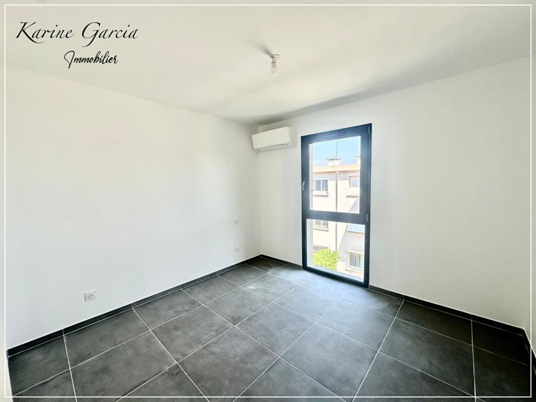 SIX-FOURS-LES-PLAGES SIX FOURS LES PLAGES - A PROXIMITE DES AXES AUTOROUTIERS ET COMMERCES - APPARTEMENT DE TYPE 3 - SUPERFICIE 62 M2 - AVEC BOX EN SOUS SOL 10