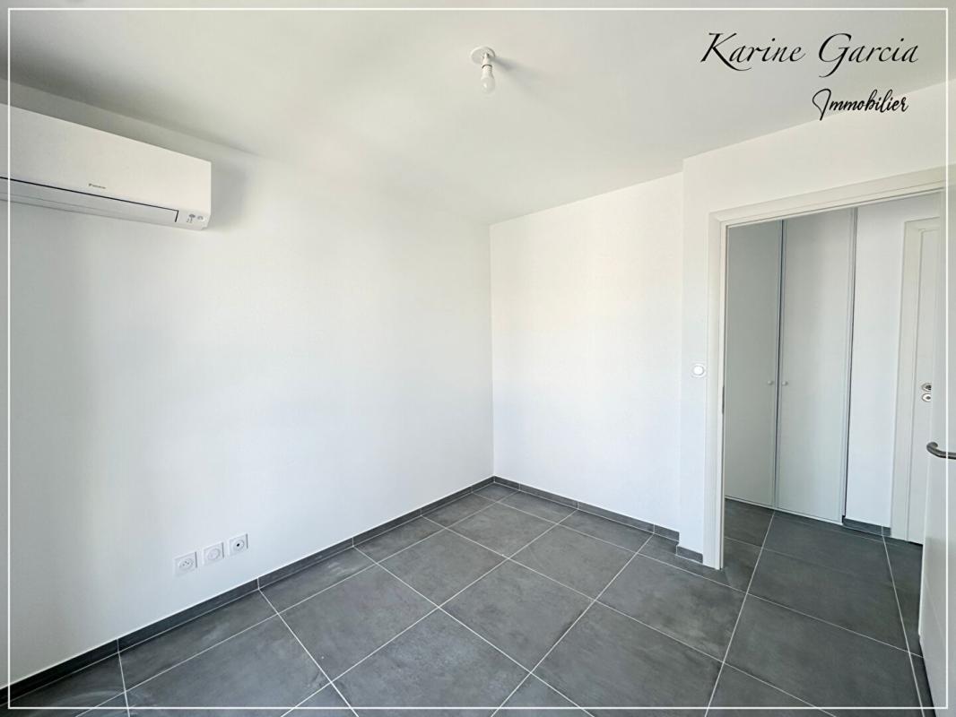 SIX-FOURS-LES-PLAGES SIX FOURS LES PLAGES - A PROXIMITE DES AXES AUTOROUTIERS ET COMMERCES - APPARTEMENT DE TYPE 3 - SUPERFICIE 62 M2 - AVEC BOX EN SOUS SOL 13