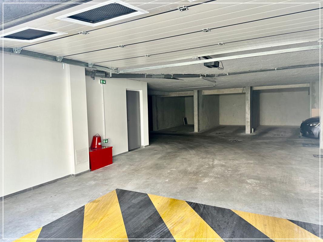 SIX-FOURS-LES-PLAGES SIX FOURS LES PLAGES - A PROXIMITE DES AXES AUTOROUTIERS ET COMMERCES - APPARTEMENT DE TYPE 3 - SUPERFICIE 62 M2 - AVEC BOX EN SOUS SOL 15