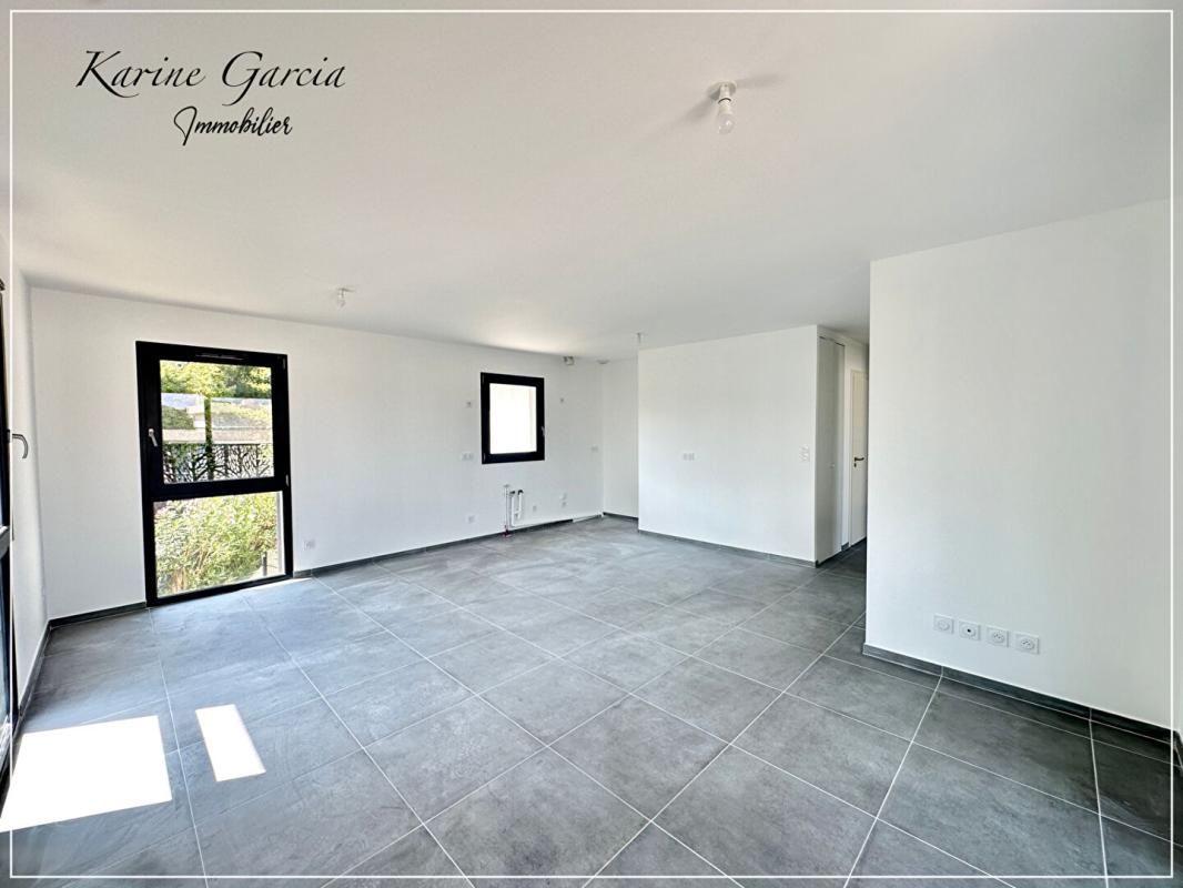 SIX-FOURS-LES-PLAGES SIX FOURS LES PLAGES - A PROXIMITE DES AXES AUTOROUTIERS ET COMMERCES - APPARTEMENT DE TYPE 3 - SUPERFICIE 62 M2 - AVEC BOX EN SOUS SOL 3