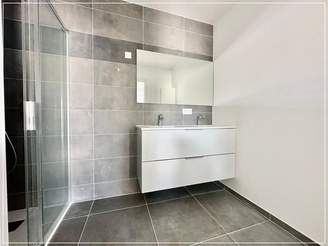 SIX-FOURS-LES-PLAGES SIX FOURS LES PLAGES - A PROXIMITE DES AXES AUTOROUTIERS ET COMMERCES - APPARTEMENT DE TYPE 3 - SUPERFICIE 62 M2 - AVEC BOX EN SOUS SOL 9