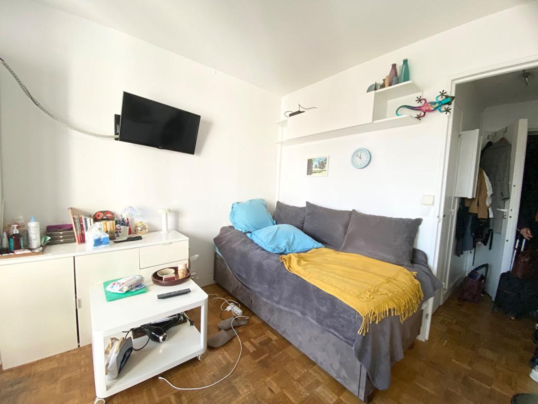 PARIS-15E-ARRONDISSEMENT STUDIO PARIS 15 de 18,50 m2 + balcon 4