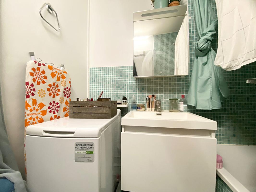 PARIS-15E-ARRONDISSEMENT STUDIO PARIS 15 de 18,50 m2 + balcon 5