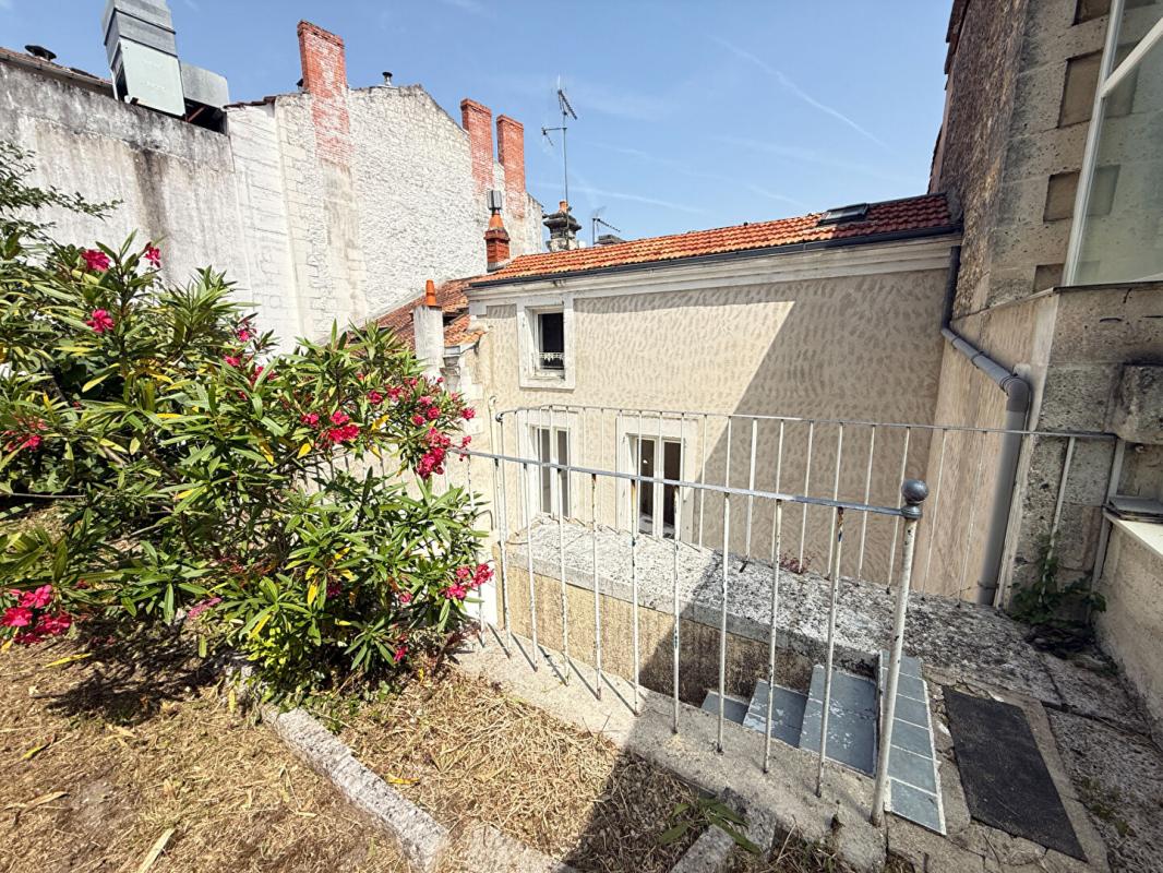 ANGOULEME Maison de ville 6 pièces 17