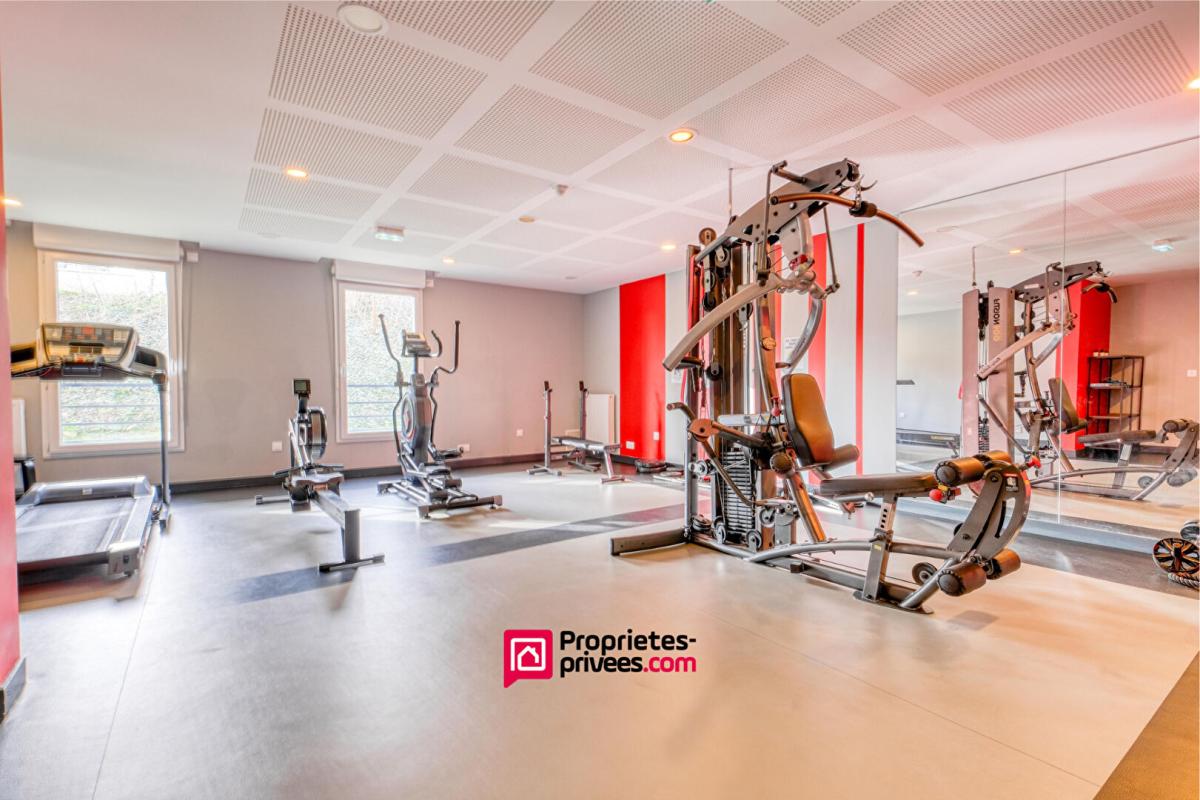 GAGNY Très beau 4 pièces lumineux avec terrasse 22 m² et parking ? Gare RER E à pied 10