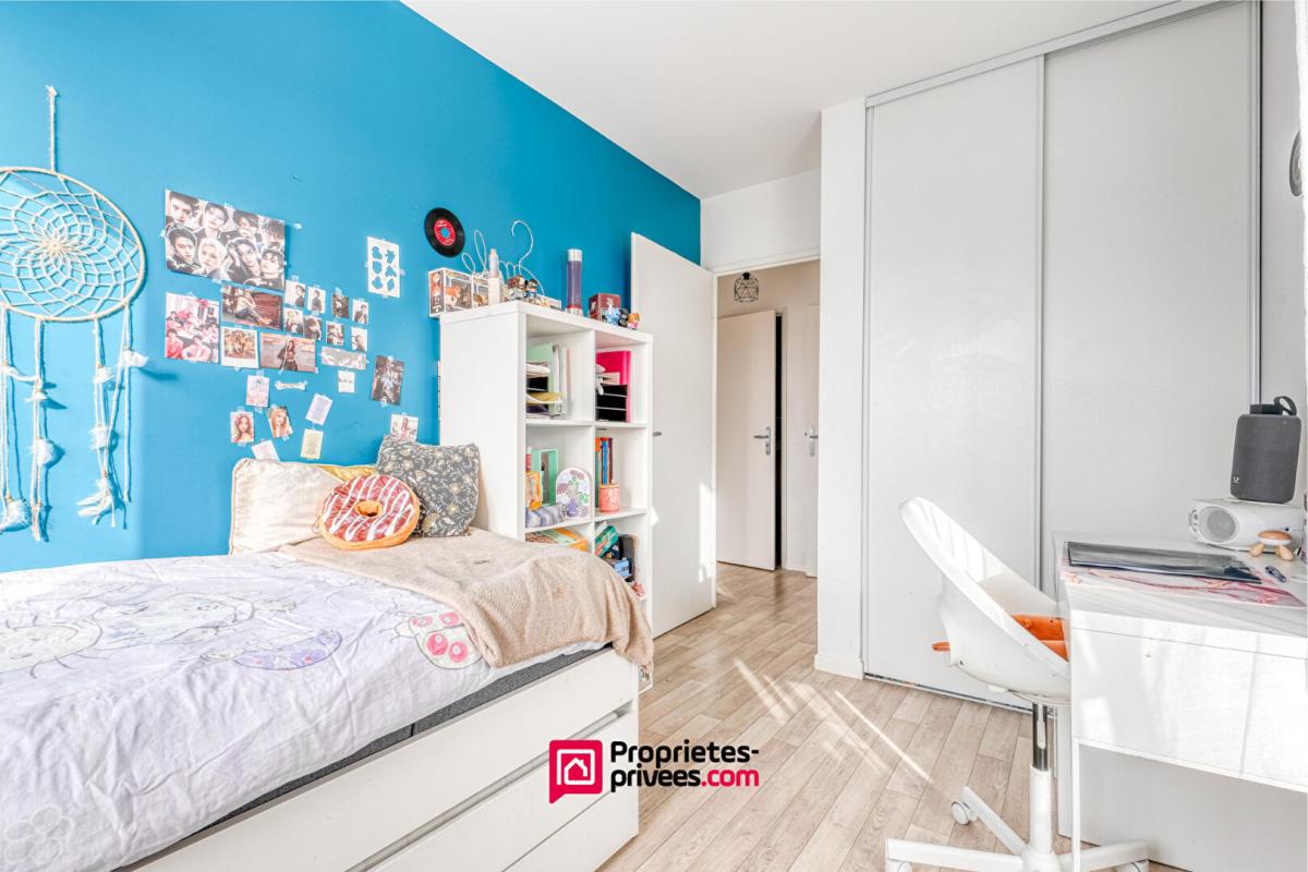 GAGNY Très beau 4 pièces lumineux avec terrasse 22 m² et parking ? Gare RER E à pied 7