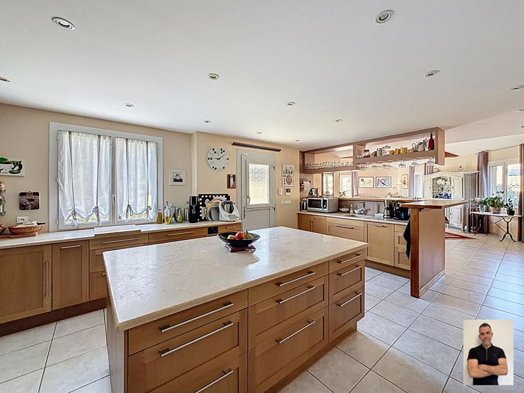 VINS-SUR-CARAMY VINS-SUR-CARAMY Propriété familiale avec vue panoramique, piscine à débordement et 6 300 m² de terrain 7