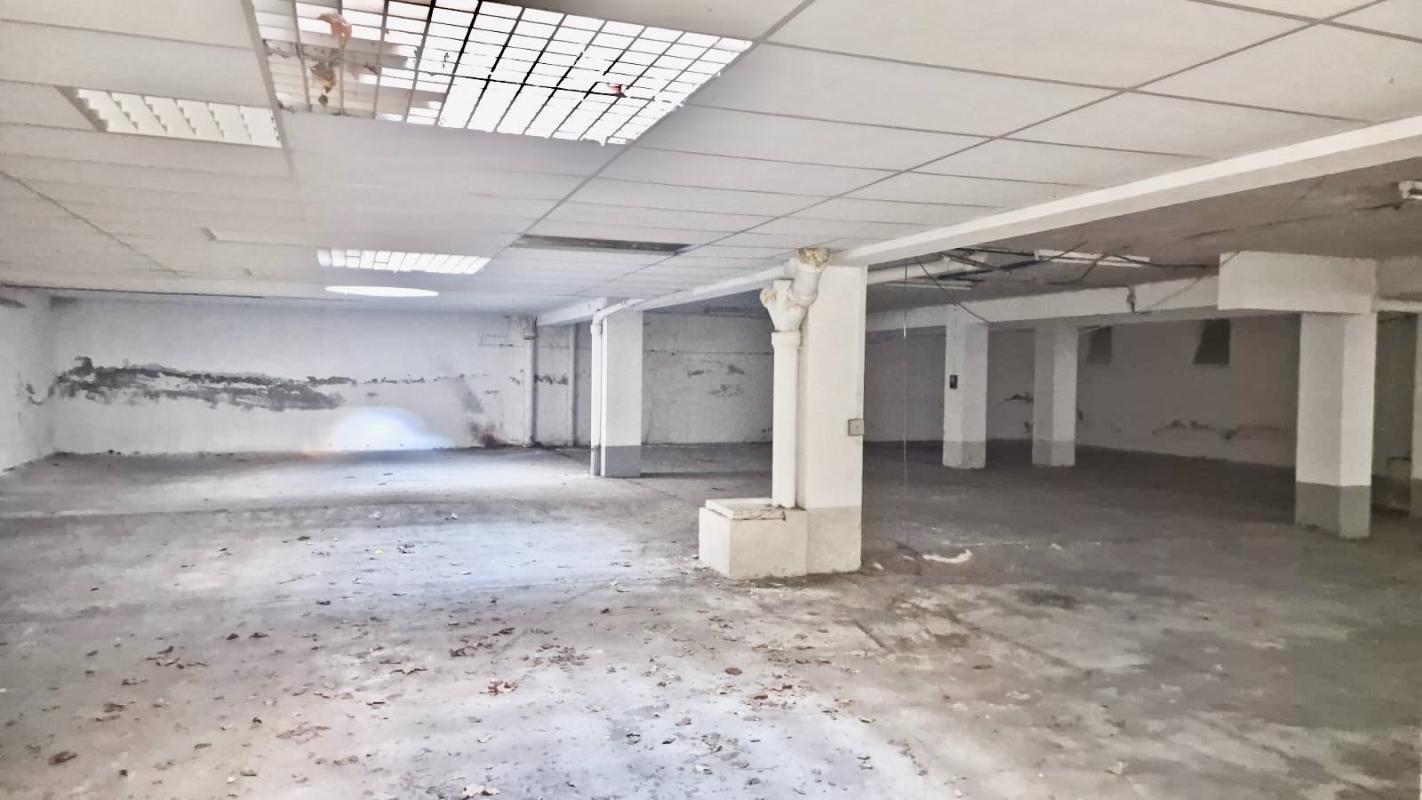 PERPIGNAN Opportunité d'investissement comprenant 2 lots, 1 appart T2, un parking  de 350 m² 1