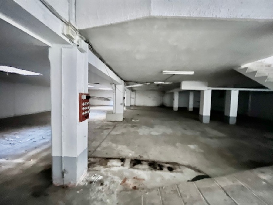 PERPIGNAN Opportunité d'investissement comprenant 2 lots, 1 appart T2, un parking  de 350 m² 5