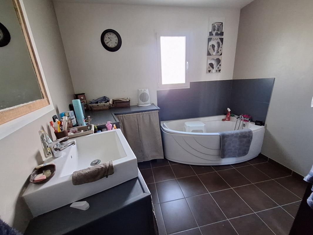 SAINT-CYR-DU-RONCERAY Maison de plain-pied avec piscine 8