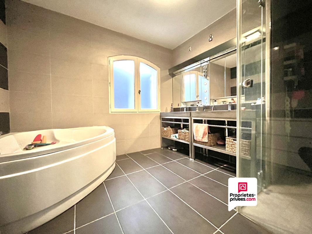 SAINT-AUNES Villa T7 SAINT AUNES  de 210m² avec vue imprenable et piscine 9