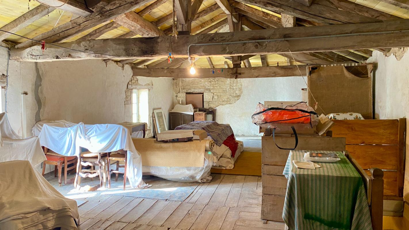 LEZAY Maison de caractère  avec rivière ,Piscine, Terrain 7 000 m² ,Lezay (79) 11