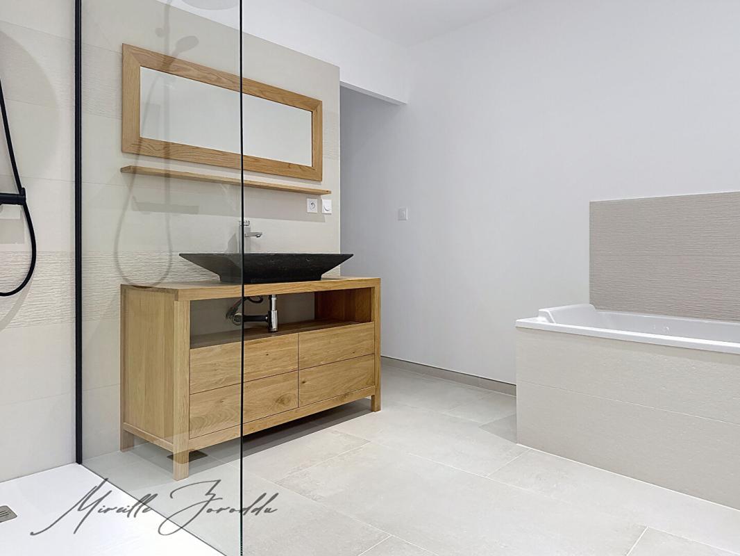 JONQUIERES-SAINT-VINCENT Jonquieres Saint Vincent Maison 5 pièces 177 m² avec exterieur et garage 6