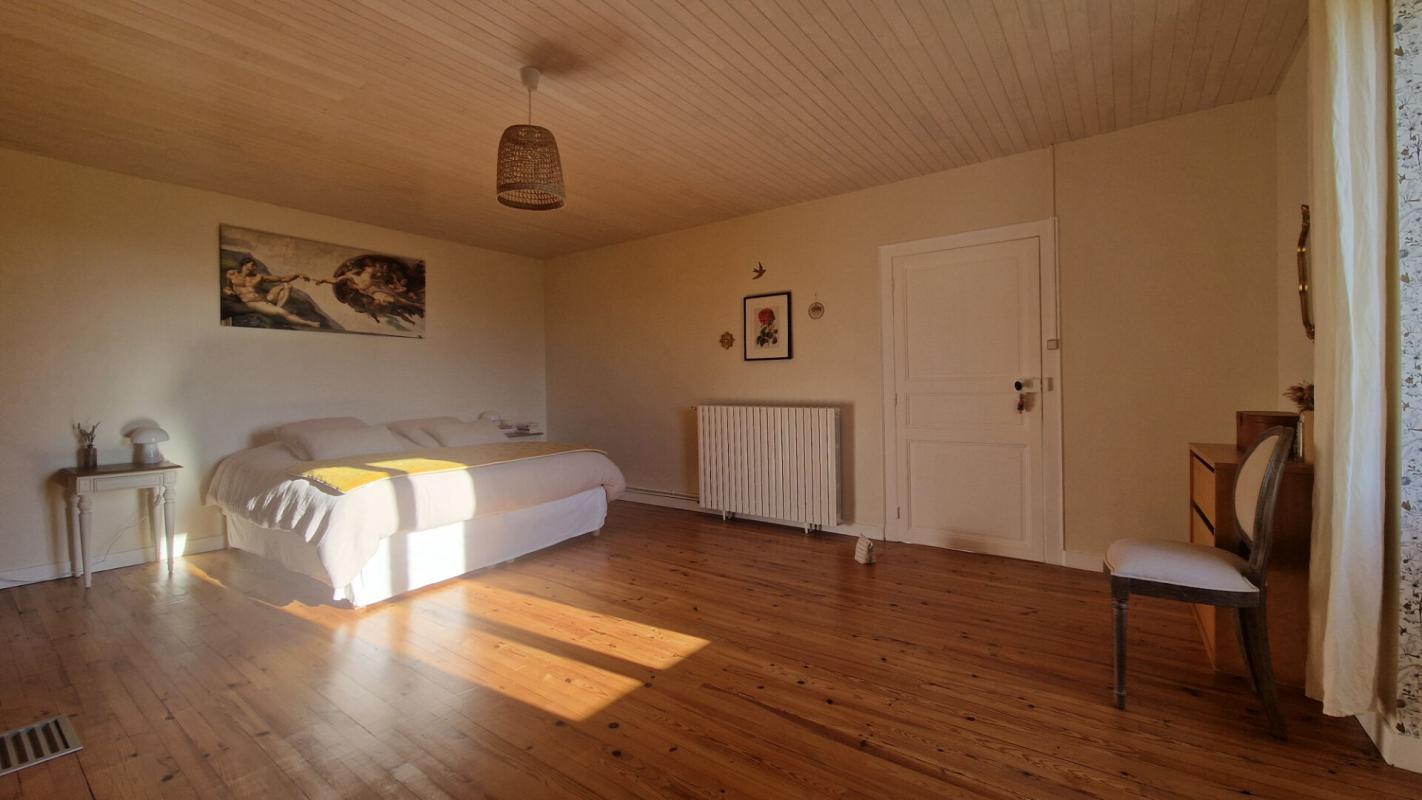 MOUGON-THORIGNÉ Maison Aigondigne 7 pièce(s) 204 m2 11