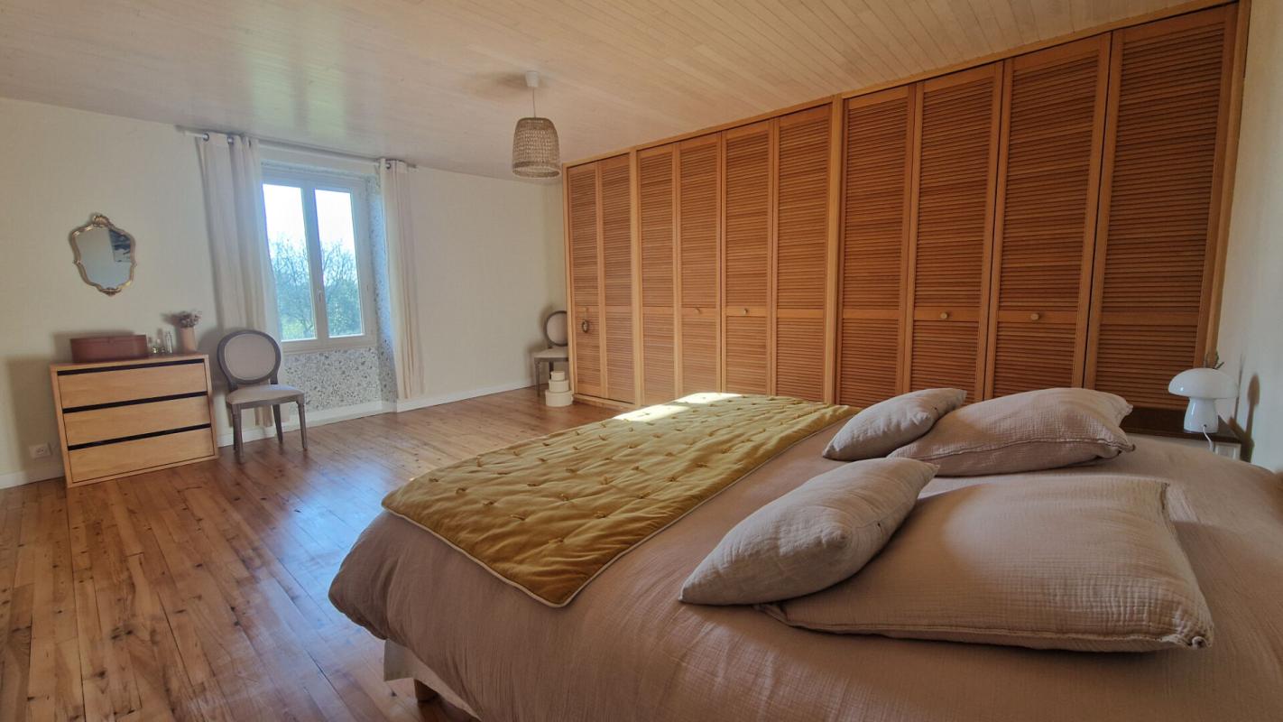 MOUGON-THORIGNÉ Maison Aigondigne 7 pièce(s) 204 m2 12