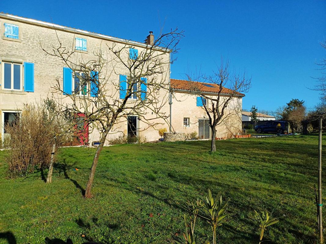MOUGON-THORIGNÉ Maison Aigondigne 7 pièce(s) 204 m2 17