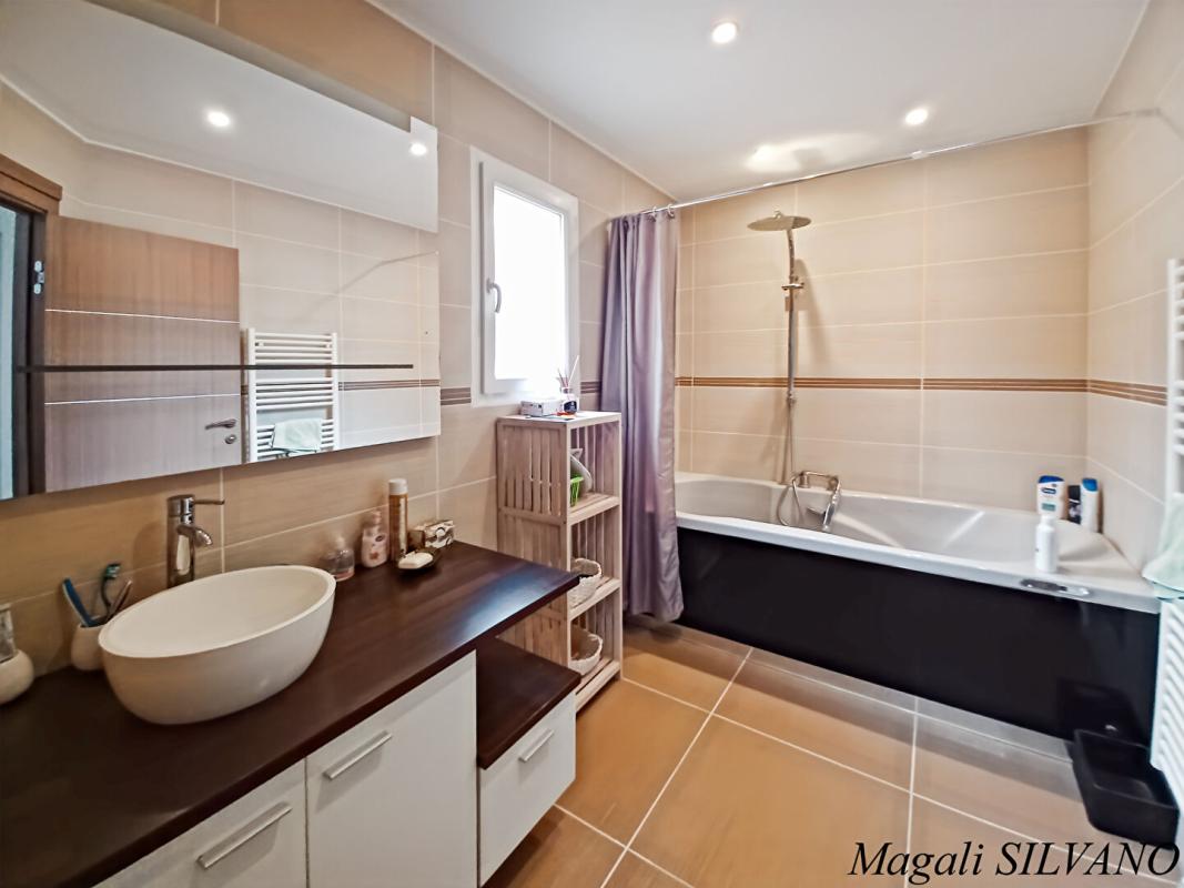 SPERACEDES Villa F5  de standing récente proche village Spéracèdes 13